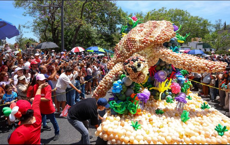 El desfile de globos de látex más grande del mundo arrancó el mediodía de este domingo en las inmediaciones de la Expo Guadalajara. EL INFORMADOR/ H. FIGUEROA..