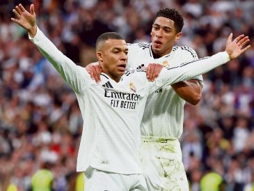 El delantero francés, Kylian Mbappé, celebra con intensidad tras marcar un gol clave que mantiene a su equipo en la lucha por el título. EFE