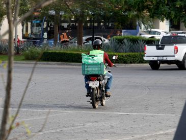 Uber, DiDi, Rappi y muchas otras plataformas han convertido a los repartidores en piezas clave del día a día para las grandes metrópolis. EL INFORMADOR / ARCHIVO