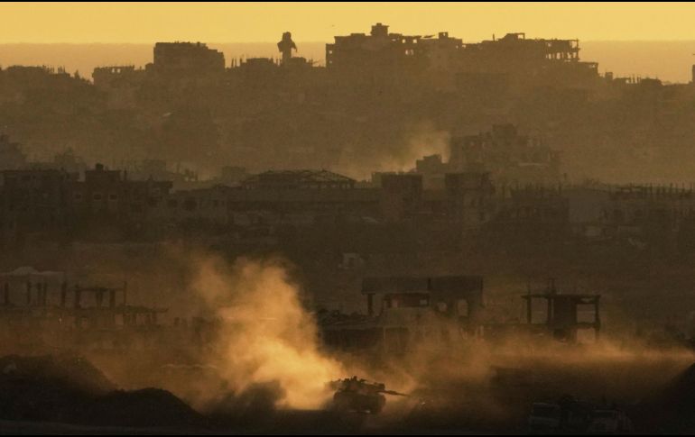 Un tanque del ejército israelí en la Franja de Gaza, visto desde el sur de Israel este domingo 4 de mayo. AP / A. Schalit