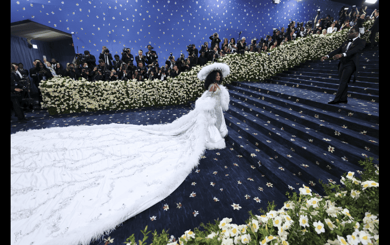 El diseño de Diana Ross pertenece a Ugo Mozie, diseñador de moda nigeriano.  EFE/J. Lane.