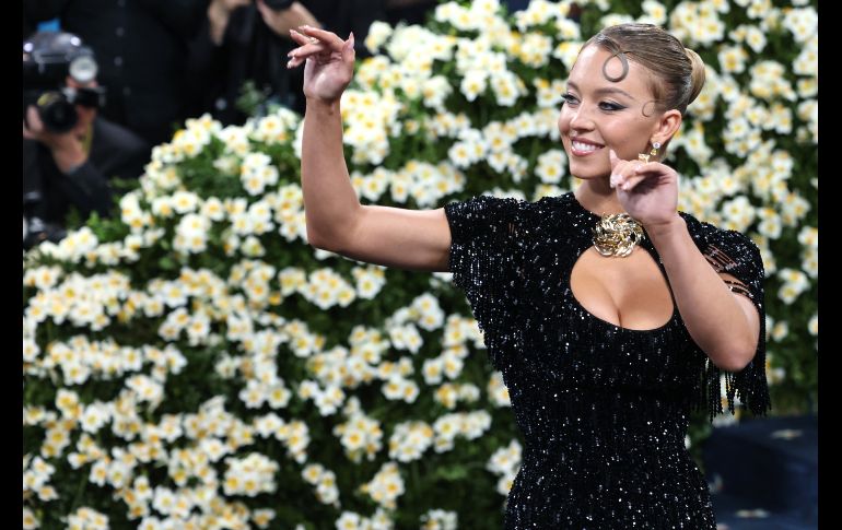 Sydney Sweeney con un vestido negro firmado por Miu Miu con destellos que le aporta una apariencia galáctica. EFE/J. Lane.
