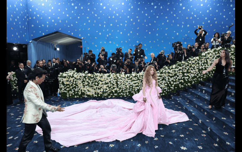 Shakira con un vestido rosa firmado por Prabal Gurung en color rosa y en un corte vaporoso. EFE/J. Lane.