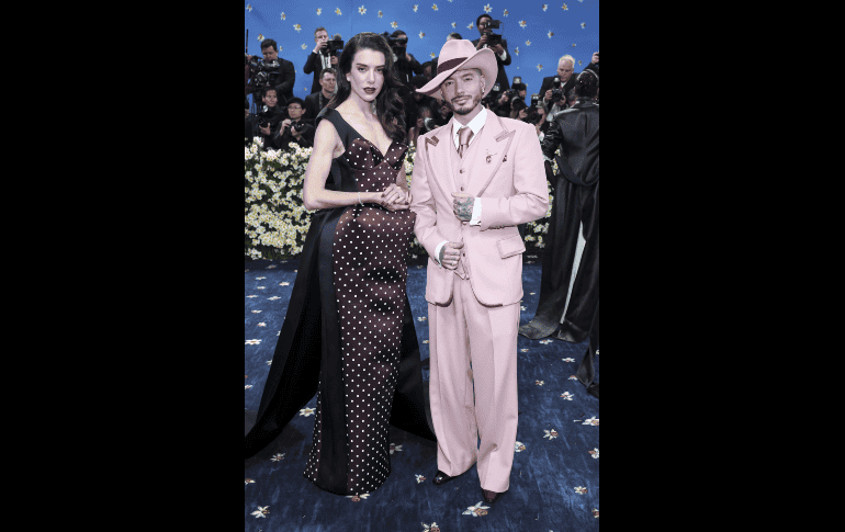 Valentina Ferrer y J Balvin posan en la alfombra roja de la Gala Met 2025.  EFE/J. Lane.
