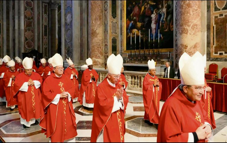 Un total de 133 cardenales de todo el mundo se dan cita en la Basílica de San Pedro, donde se aislarán del mundo para elegir al próximo líder de la Iglesia Católica. Con ello definirán si dan continuidad al trabajo del Papa Francisco o si regresan los conservadores. AFP