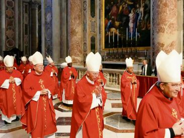 Un total de 133 cardenales de todo el mundo se dan cita en la Basílica de San Pedro, donde se aislarán del mundo para elegir al próximo líder de la Iglesia Católica. Con ello definirán si dan continuidad al trabajo del Papa Francisco o si regresan los conservadores. AFP