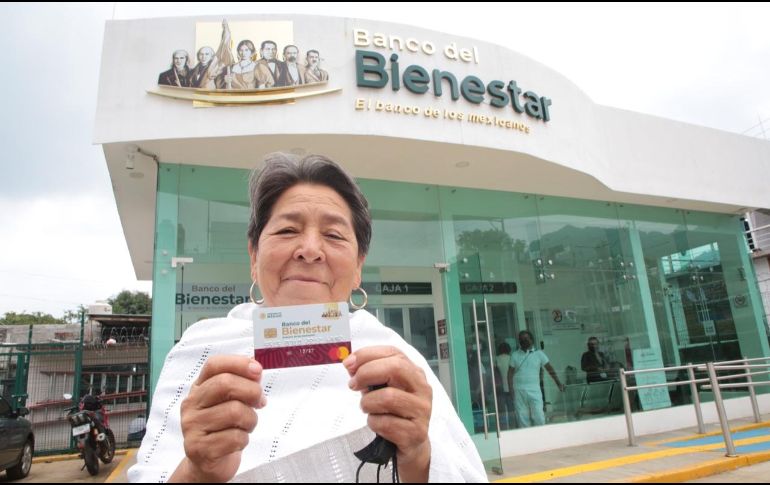 Si es posible, utiliza los cajeros del banco emisor de tu tarjeta para evitar cargos adicionales. ESPECIAL / X / @bienestarmx