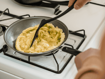 La versatilidad del huevo permite que pueda emplearse en una amplia variedad de recetas, desde desayunos hasta postres. ESPECIAL