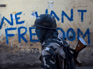 India lanza misiles a través de la frontera con Pakistán, matando a 1 niño, dicen funcionarios. AP Foto/D. Yasin.