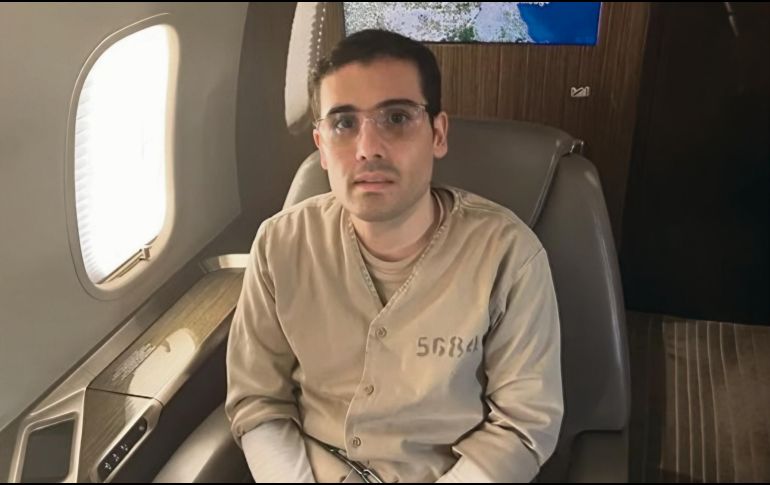 Imagen del hijo de Joaquín Guzmán durante su vuelo a Estados Unidos en 2023. ESPECIAL