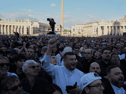 Fieles reaccionan en la Plaza de San Pedro al anuncio del nuevo papa. AP / A. Tarantino