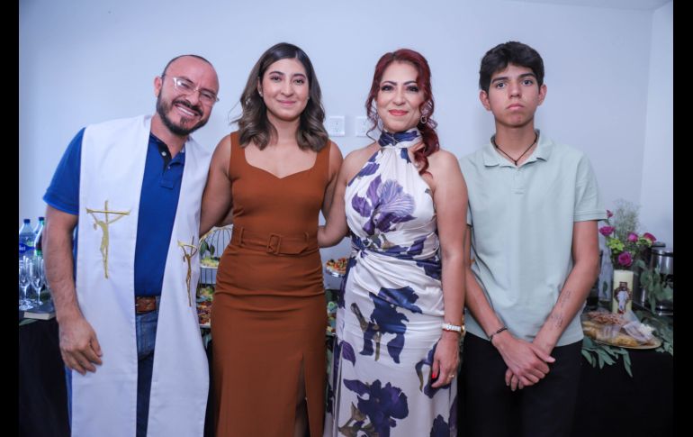 Pbro. Agustín González Oropeza, Denisse Rubio Vega ,Verónica Vega Venegas y Emmanuel Rubio Vega en la inauguración de la nueva sucursal de Neoderma farmacia. GENTE BIEN JALISCO / C. Jimeno