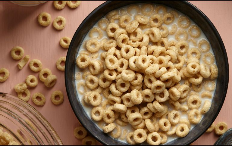 Descubre qué tan saludable es desayunar cereal con leche. UNPLASH / G. COVARRUBIAS