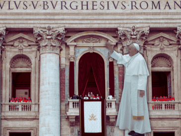 León XIV recordó al Papa Francisco en su discurso inicial de su pontificado. EFE / A. Solero / AP / ARCHIVO