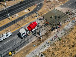 Personal del SIAPA acudió para rellenar con cemento y nivelar con la avenida. EL INFORMADOR/A.NAVARRO