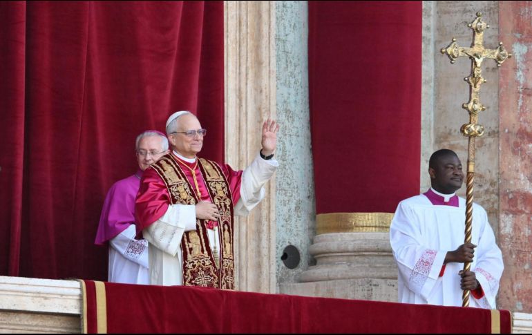 Emocionado, con lágrimas en los ojos, León XIV pronunció un largo discurso desde el balcón de la basílica vaticana. EFE/A. Di Meo.