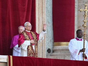 Emocionado, con lágrimas en los ojos, León XIV pronunció un largo discurso desde el balcón de la basílica vaticana. EFE/A. Di Meo.