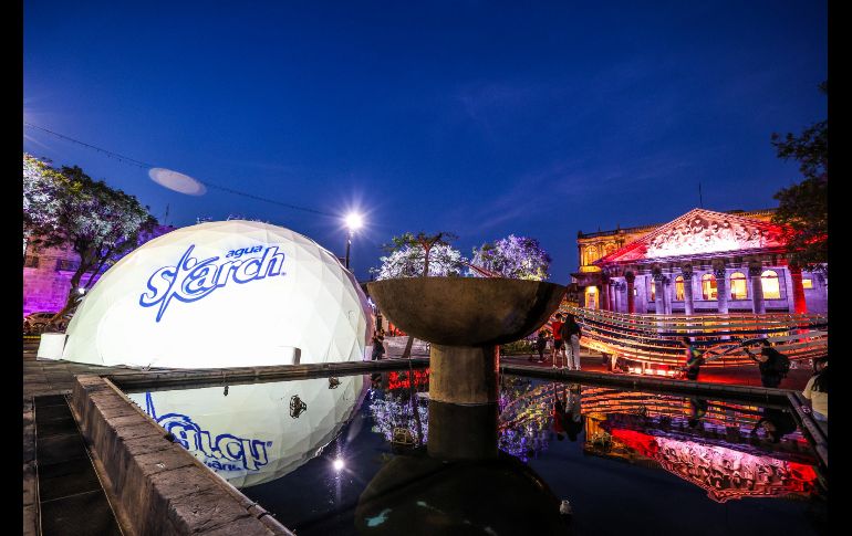 La obra, creada por Mathias Gmachl, incorpora elementos sonoros que remontan a la atmósfera burbujeante y submarina donde se desarrollan estos cetáceos, además de reproducir sus cantos misteriosos con los que se comunican entre sí. EL INFORMADOR / A. Navarro