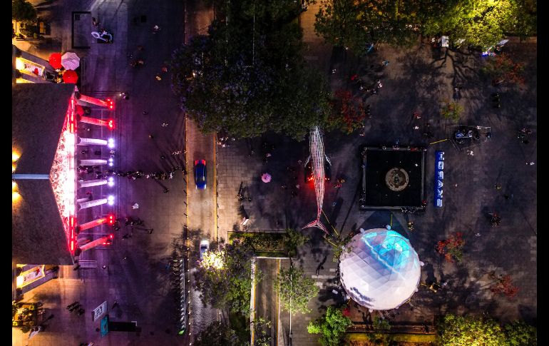 La obra, creada por Mathias Gmachl, incorpora elementos sonoros que remontan a la atmósfera burbujeante y submarina donde se desarrollan estos cetáceos, además de reproducir sus cantos misteriosos con los que se comunican entre sí. EL INFORMADOR / A. Navarro