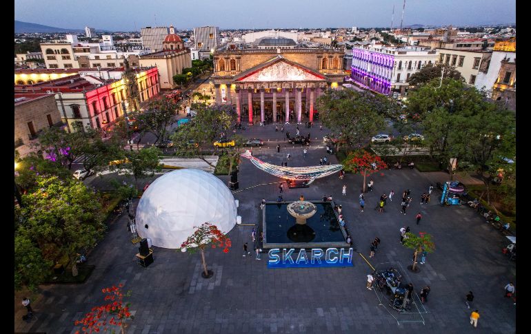 La obra, creada por Mathias Gmachl, incorpora elementos sonoros que remontan a la atmósfera burbujeante y submarina donde se desarrollan estos cetáceos, además de reproducir sus cantos misteriosos con los que se comunican entre sí. EL INFORMADOR / A. Navarro