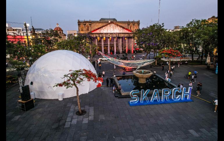 La obra, creada por Mathias Gmachl, incorpora elementos sonoros que remontan a la atmósfera burbujeante y submarina donde se desarrollan estos cetáceos, además de reproducir sus cantos misteriosos con los que se comunican entre sí. EL INFORMADOR / A. Navarro