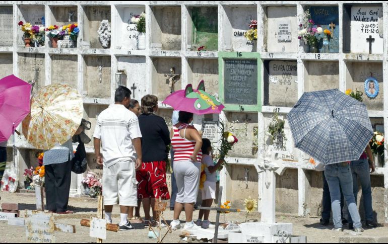 Se espera que alrededor de 65 mil personas visiten los cementerios durante este fin de semana con motivo del Día de las Madres. EL INFORMADOR/ ARCHIVO
