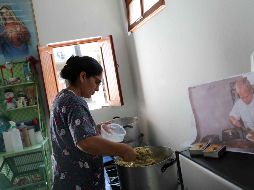 La fotografía del nuevo Papa León XIV sirviéndose comida oculta un detalle muy significativo, esta es su historia. EFE / P. Aguilar