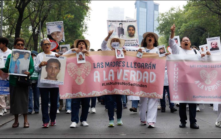 En el marco del Día de la Madre, colectivos de búsqueda marchan sobre Paseo de la Reforma por las madres asesinadas y los desaparecidos, exigiendo justicia con flores, mantas y consignas. SUN /Y. Osnaya.