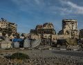 Los edificios de Gaza muestran los efectos de los bombardeos israelíes de los meses recientes. EFE/M. Saber