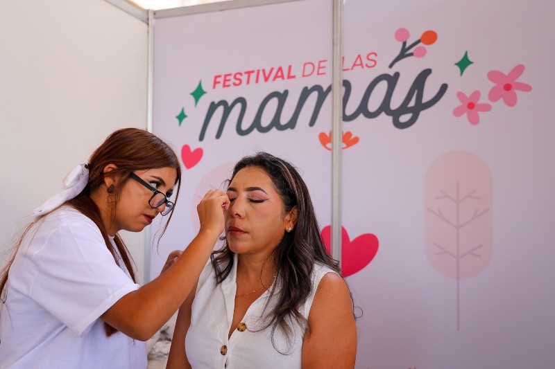 Con música de mariachi, stands de belleza y puestos de joyería y ropa, esta mañana se festejó a las mamás en el Centro Histórico de Guadalajara. EL INFORMADOR/H. FIGUEROA 