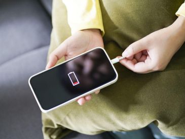 Aunque sea mínimo, dejar el cargador enchufado constantemente consume energía, incluso si el teléfono ya está cargado. CANVA