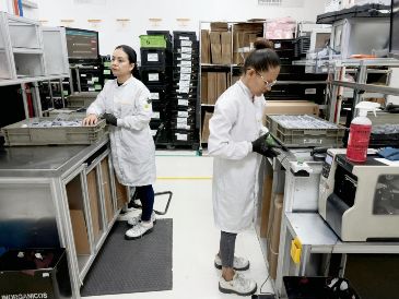 Representantes de la Secretaría del Trabajo y la Coparmex Jalisco abordaron los retos para garantizar entornos laborales dignos. AFP