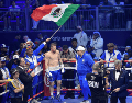 Al derrotar a Scull, el “Canelo” incrementó su récord a 64 victorias que le han valido los títulos de las cuatro grandes federaciones. EFE/EPA/STR