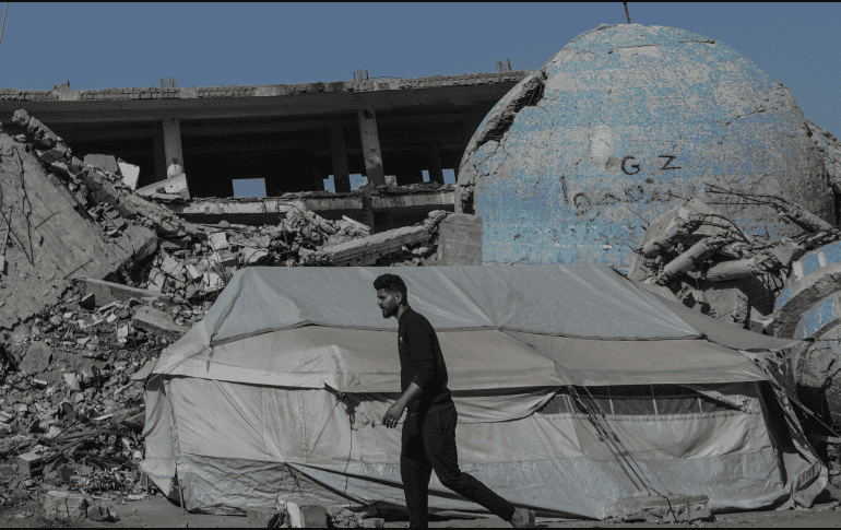 Los bombardeos israelíes contra la devastada Franja continúan. EFE/M. SABER