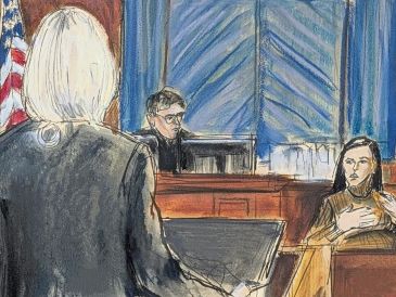 Cassie Ventura, a la derecha, responde a las preguntas de la fiscal federal adjunta Emily Johnson, a la izquierda, en el tribunal federal de Manhattan, en Nueva York. AP