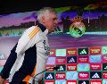 Carlo Ancelotti dijo que respetará el escudo del Madrid hasta el último día de su gestión. EFE/J. Lizón
