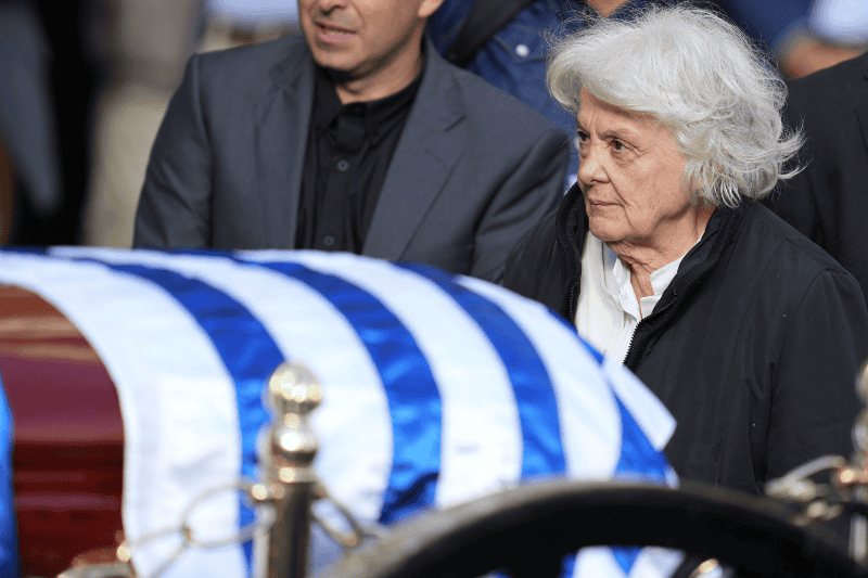 Lucía Topolansky, viuda de Jose Mujica, se encuentra junto a su ataúd en el palacio presidencial en Montevideo, Uruguay. AP / M. Campodónico