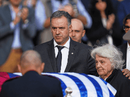 El presidente de Uruguay, Yamandú Orsi, y Lucía Topolansky, viuda de Mujica, presentan sus respetos frente al ataúd del fallecido en el palacio presidencial de Montevideo, Uruguay. AP / M. Campodónico