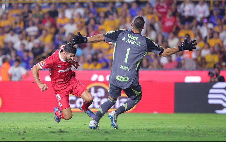 Paulinho encara a Nahuel Guzmán para anotar el gol del empate. IMAGO7