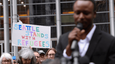 El juez federal dijo, en su orden del jueves, que el Gobierno de EU debería admitir a 160 refugiados que tenían planes de viajar a territorio estadounidense dentro de las dos semanas posteriores al 20 de enero.  AP Photo/R. Sun.