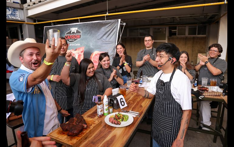 A lo largo de casi una hora y media, el Chef en proceso puso la muestra de cómo cocinar perfectamente una aguja norteña, un corte exquisito que fue acompañado por papas al grill y ensalada característica del chef. EL INFORMADOR / H. Figueroa