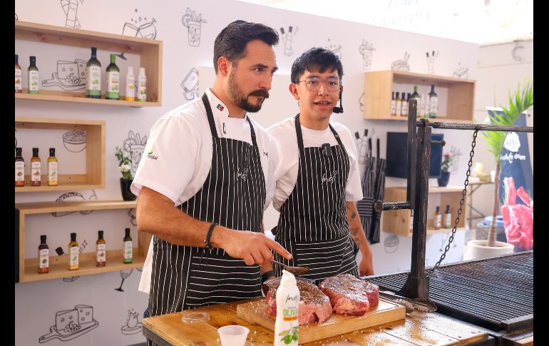A lo largo de casi una hora y media, el Chef en proceso puso la muestra de cómo cocinar perfectamente una aguja norteña, un corte exquisito que fue acompañado por papas al grill y ensalada característica del chef. EL INFORMADOR / H. Figueroa