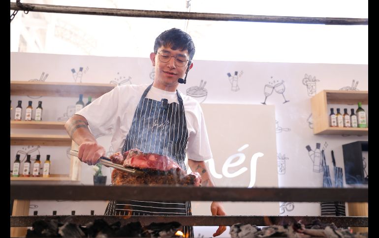 A lo largo de casi una hora y media, el Chef en proceso puso la muestra de cómo cocinar perfectamente una aguja norteña, un corte exquisito que fue acompañado por papas al grill y ensalada característica del chef. EL INFORMADOR / H. Figueroa