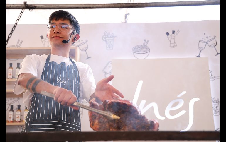 A lo largo de casi una hora y media, el Chef en proceso puso la muestra de cómo cocinar perfectamente una aguja norteña, un corte exquisito que fue acompañado por papas al grill y ensalada característica del chef. EL INFORMADOR / H. Figueroa