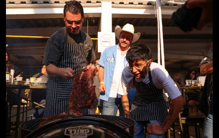A lo largo de casi una hora y media, el Chef en proceso puso la muestra de cómo cocinar perfectamente una aguja norteña, un corte exquisito que fue acompañado por papas al grill y ensalada característica del chef. EL INFORMADOR / H. Figueroa