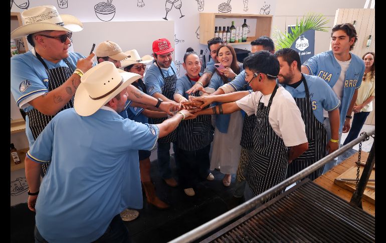 A lo largo de casi una hora y media, el Chef en proceso puso la muestra de cómo cocinar perfectamente una aguja norteña, un corte exquisito que fue acompañado por papas al grill y ensalada característica del chef. EL INFORMADOR / H. Figueroa