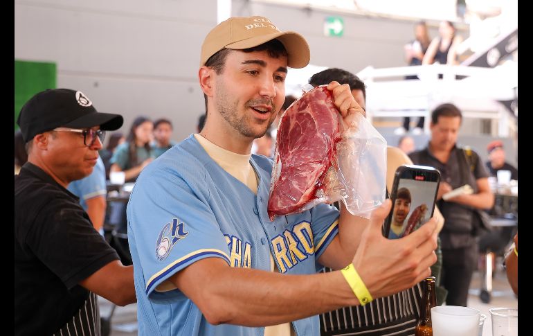 A lo largo de casi una hora y media, el Chef en proceso puso la muestra de cómo cocinar perfectamente una aguja norteña, un corte exquisito que fue acompañado por papas al grill y ensalada característica del chef. EL INFORMADOR / H. Figueroa