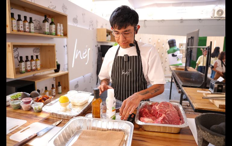 A lo largo de casi una hora y media, el Chef en proceso puso la muestra de cómo cocinar perfectamente una aguja norteña, un corte exquisito que fue acompañado por papas al grill y ensalada característica del chef. EL INFORMADOR / H. Figueroa