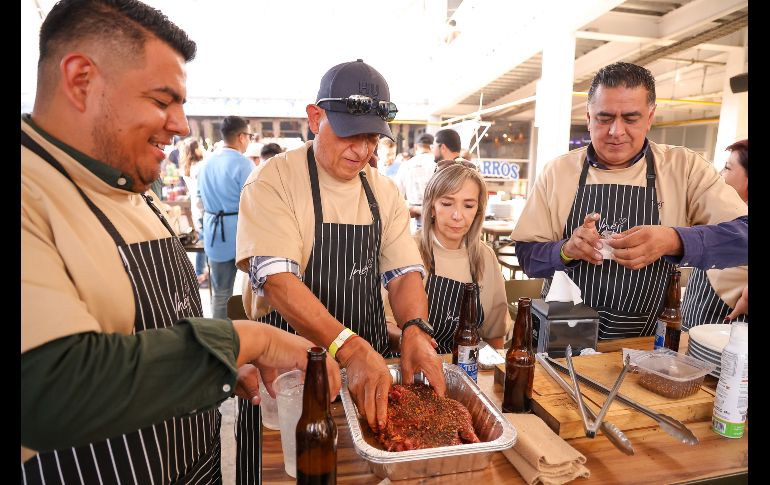 A lo largo de casi una hora y media, el Chef en proceso puso la muestra de cómo cocinar perfectamente una aguja norteña, un corte exquisito que fue acompañado por papas al grill y ensalada característica del chef. EL INFORMADOR / H. Figueroa