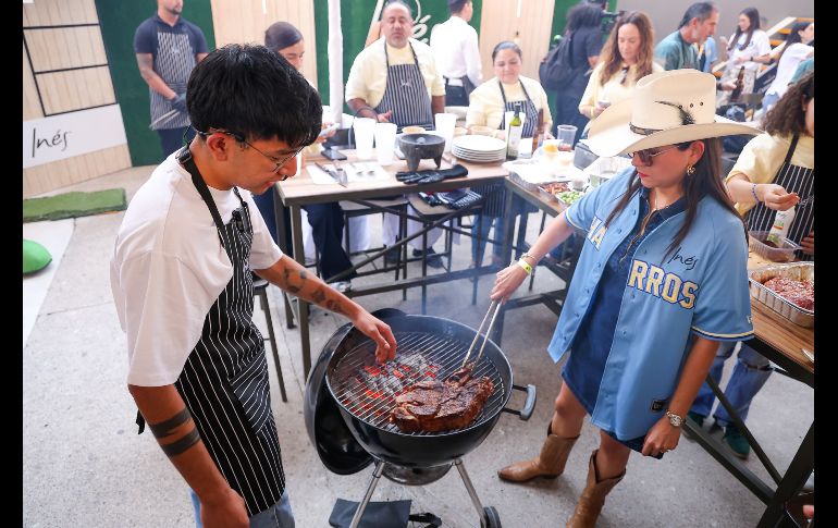 A lo largo de casi una hora y media, el Chef en proceso puso la muestra de cómo cocinar perfectamente una aguja norteña, un corte exquisito que fue acompañado por papas al grill y ensalada característica del chef. EL INFORMADOR / H. Figueroa